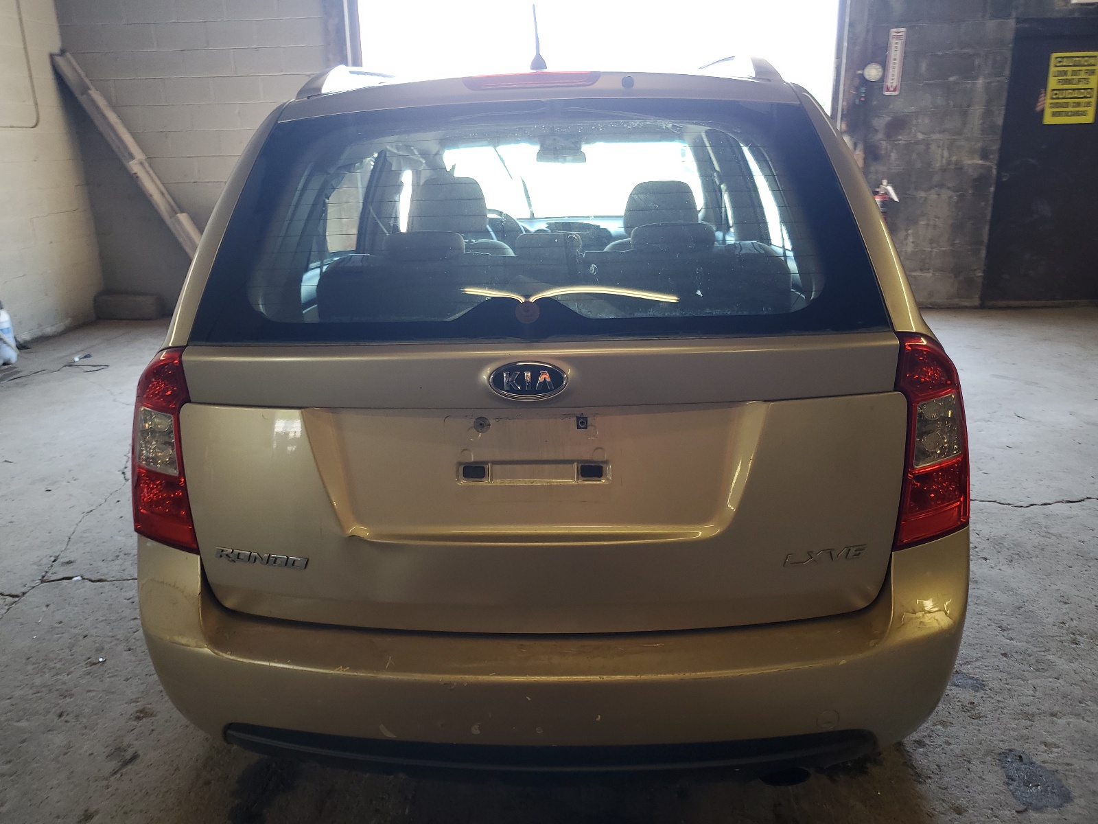 KNAFG526477111881 2007 Kia Rondo Lx