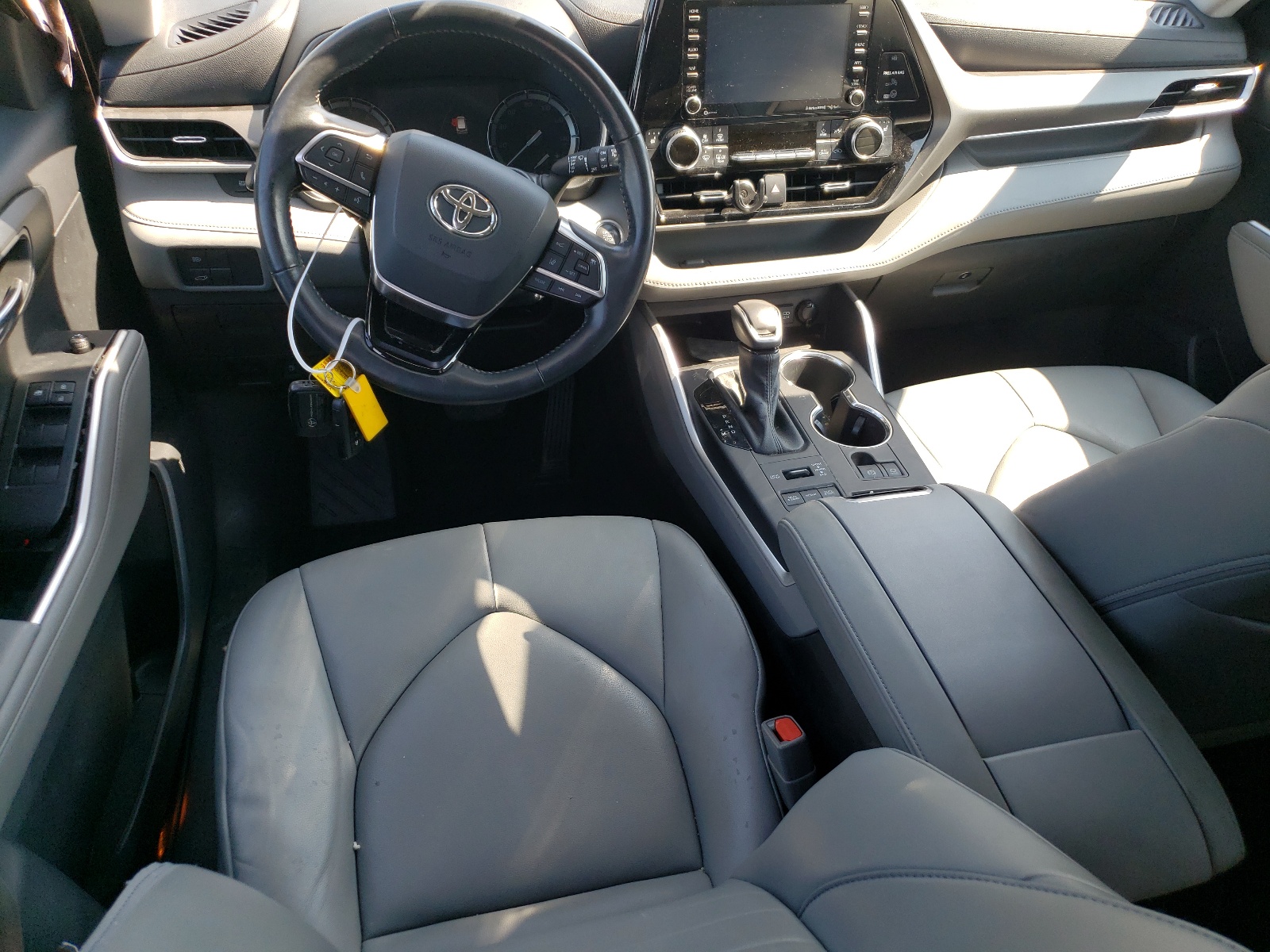 5TDGZRBH7MS070562 2021 Toyota Highlander Xle