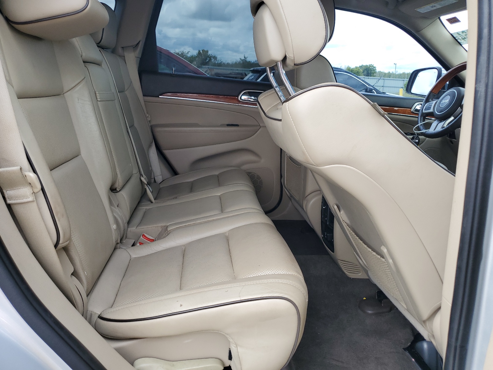 1J4RS6GG6BC692235 2011 Jeep Grand Cherokee Overland