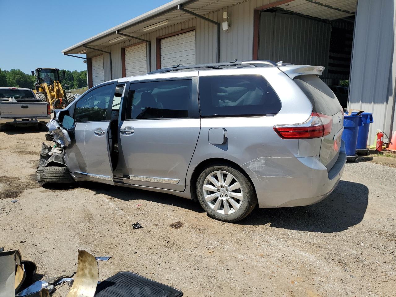 5TDYZ3DC7HS776004 2017 TOYOTA SIENNA - Image 2