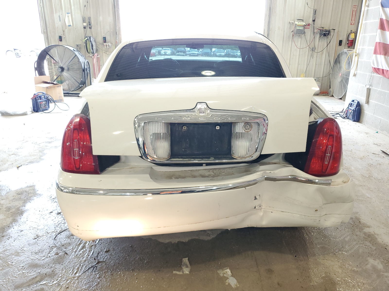 1LNHM82W7YY788047 2000 Lincoln Town Car Signature