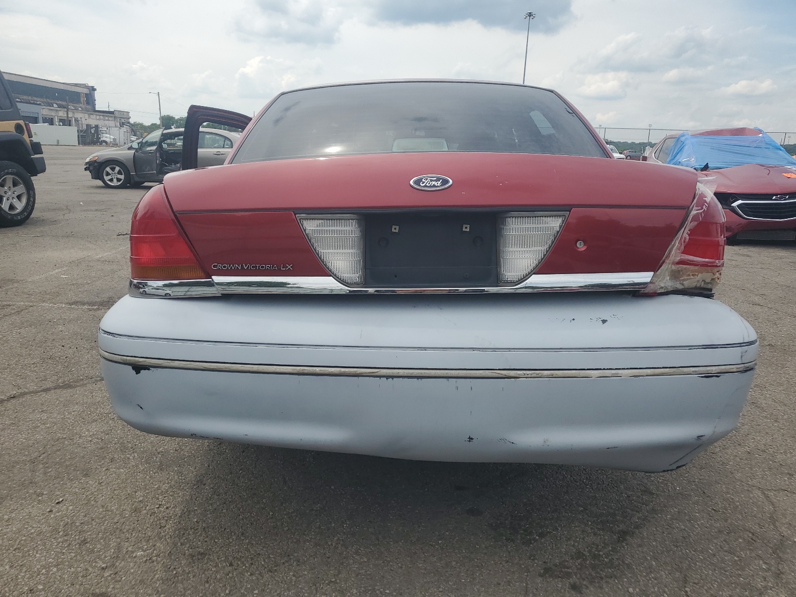 2FAFP74W2YX158002 2000 Ford Crown Victoria Lx