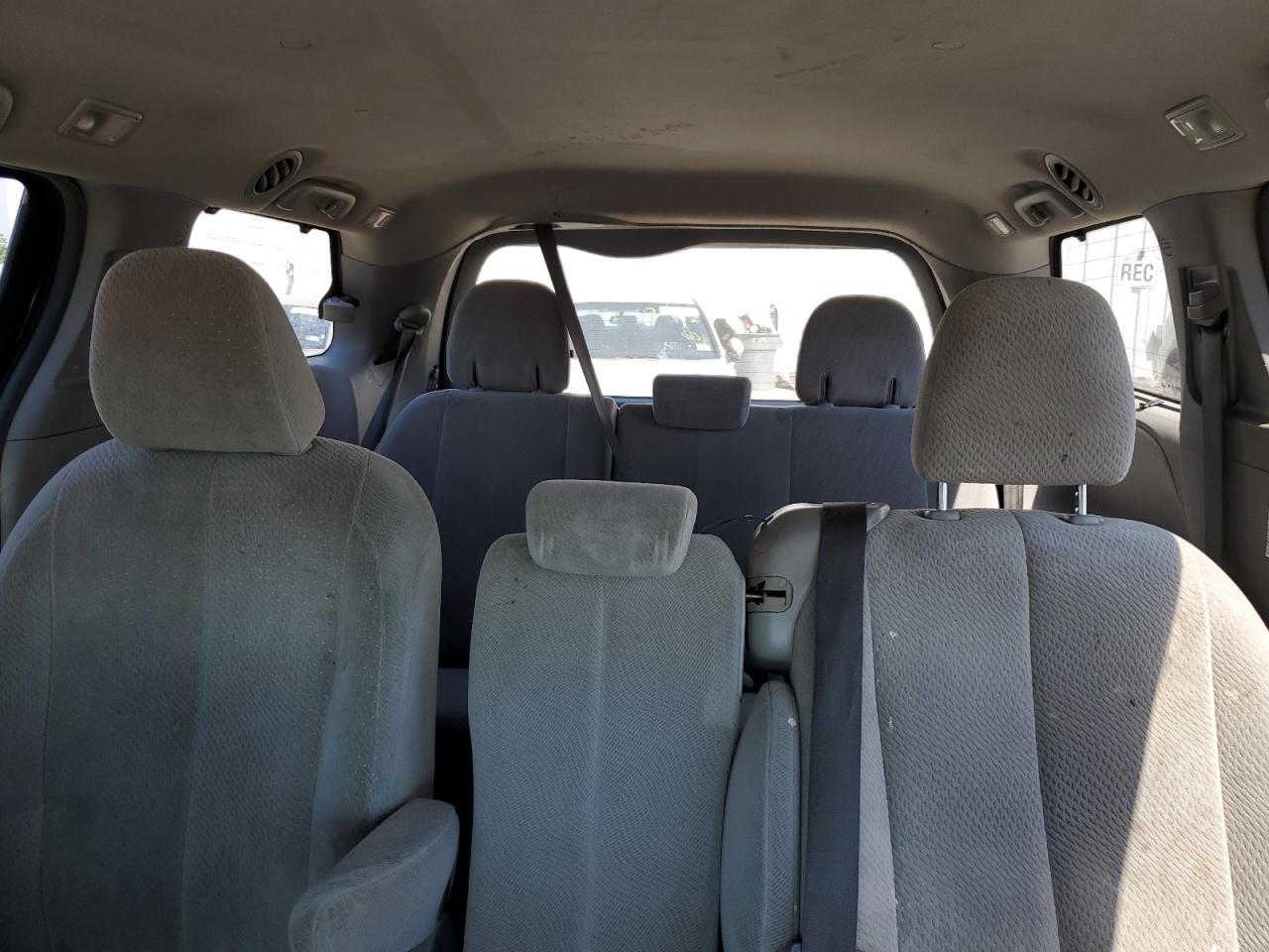 2015 Toyota Sienna - Image 10