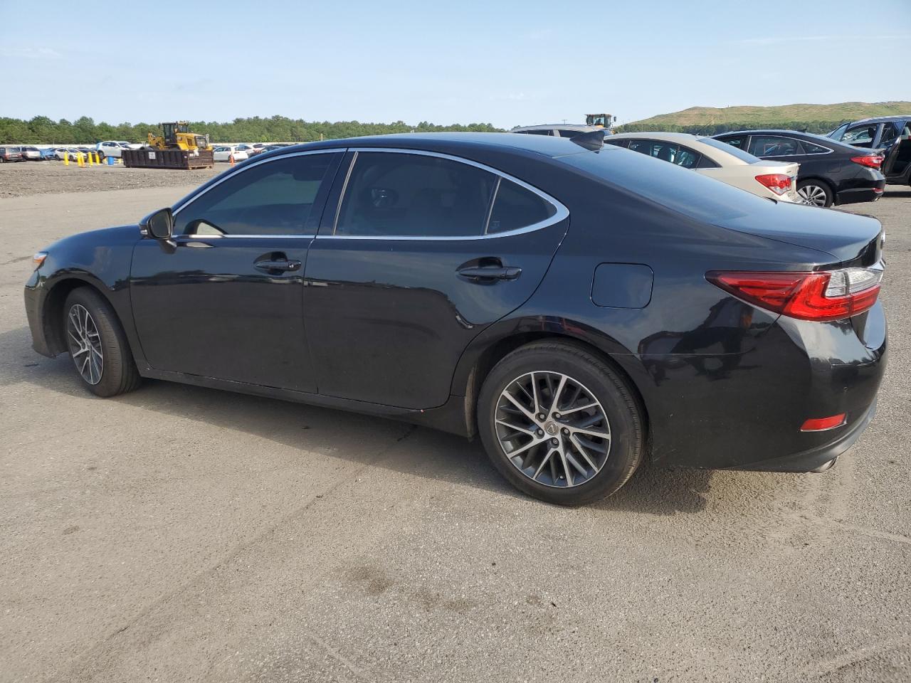 58ABK1GG5JU107037 2018 LEXUS ES - Image 2