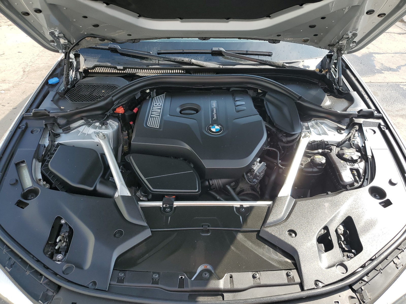 WBAJA7C53KWW06083 2019 BMW 530 Xi