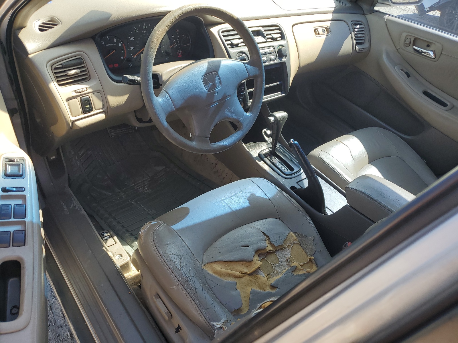 1HGCG6657XA164124 1999 Honda Accord Lx