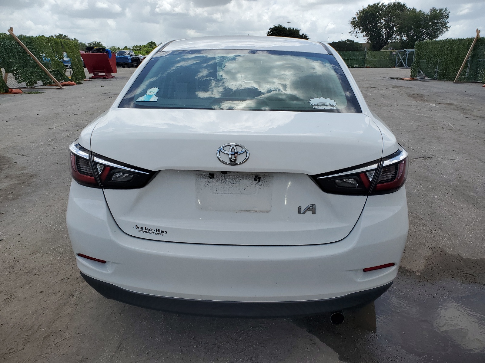 3MYDLBYV1HY181312 2017 Toyota Yaris Ia