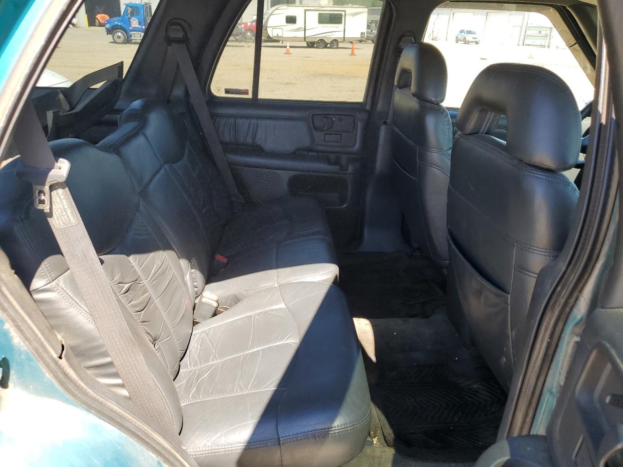 1996 GMC Jimmy VIN: 1GKDT13W3T2542379 Lot: 61038764