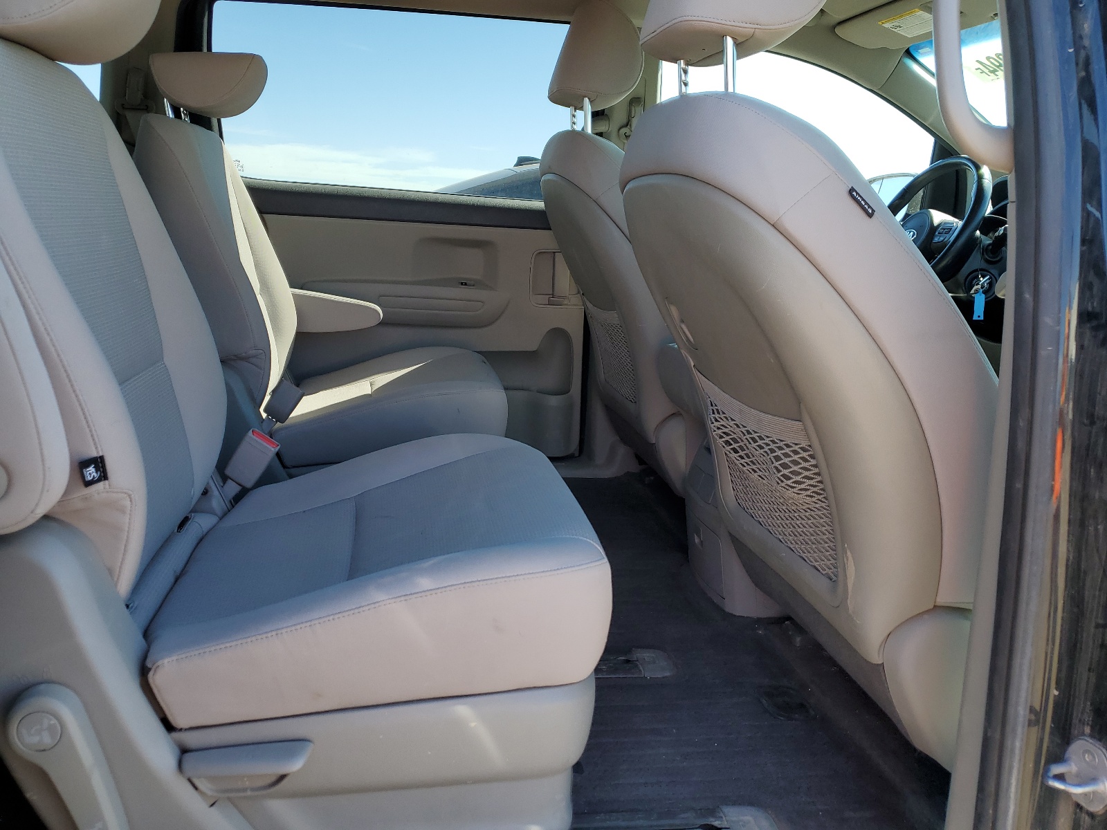 KNDMB5C10H6277379 2017 Kia Sedona Lx