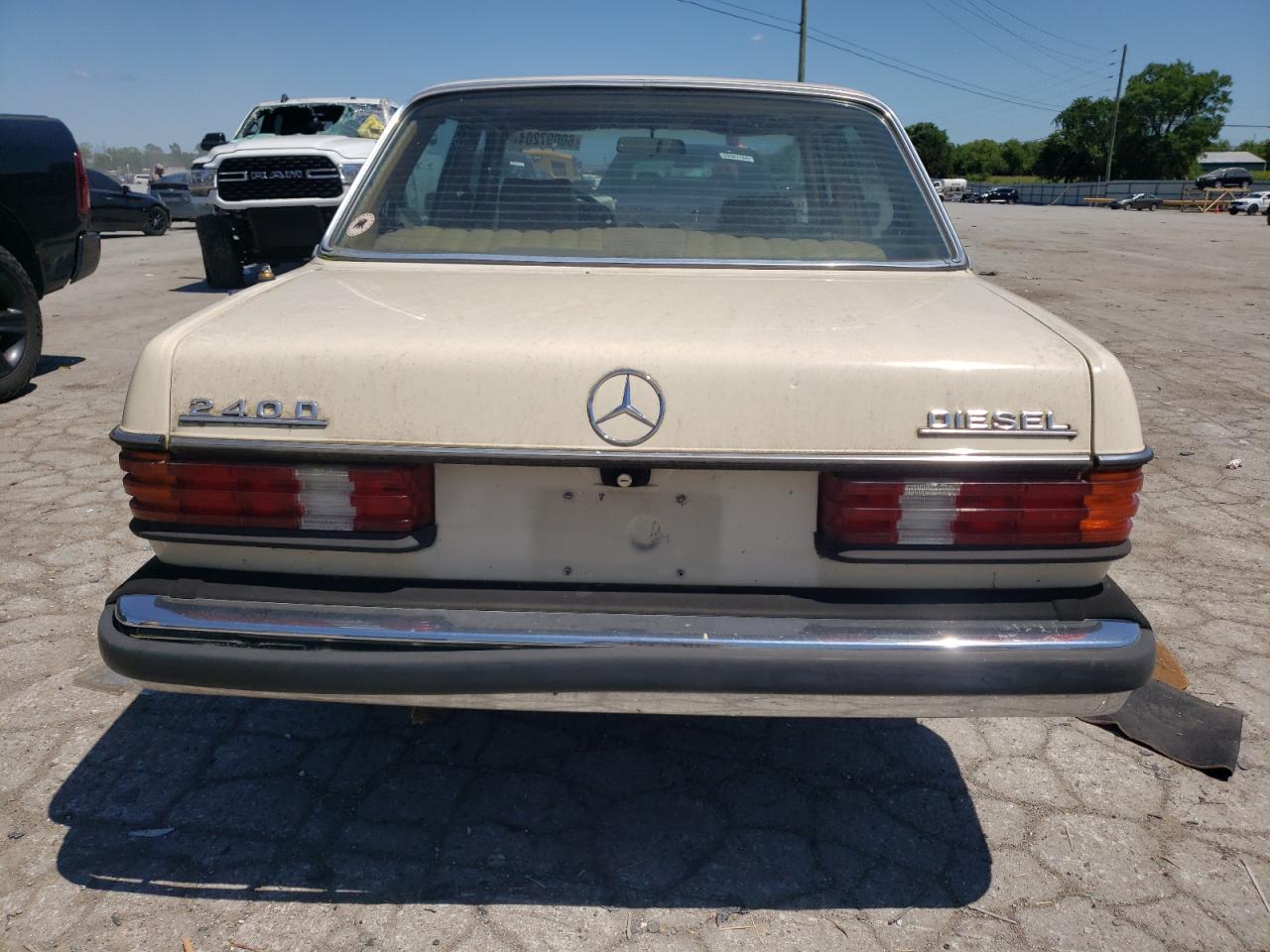 1982 Mercedes-Benz 240 D VIN: WDBAB23A3CB352687 Lot: 60097204