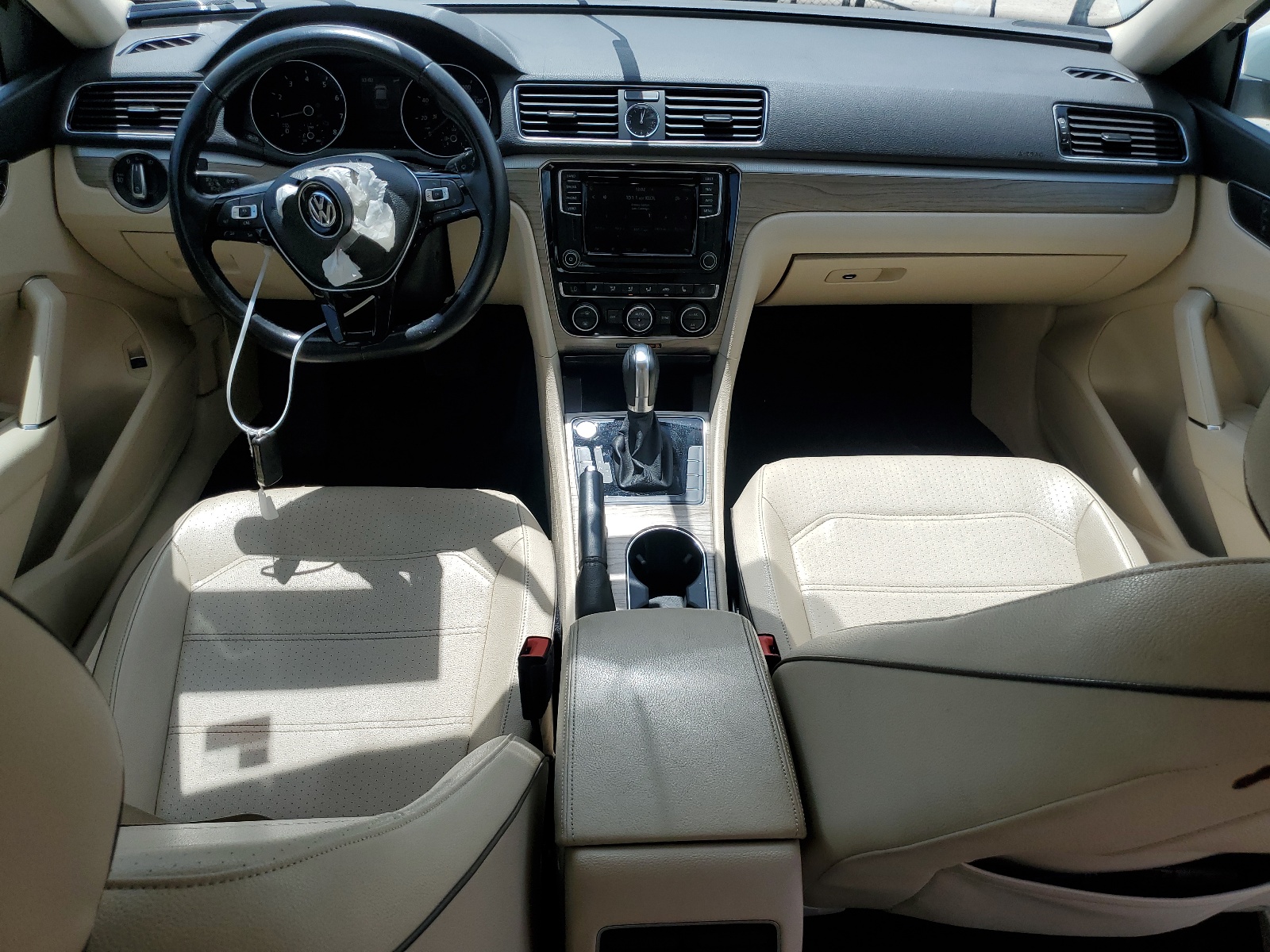 1VWGT7A33HC050213 2017 Volkswagen Passat Se