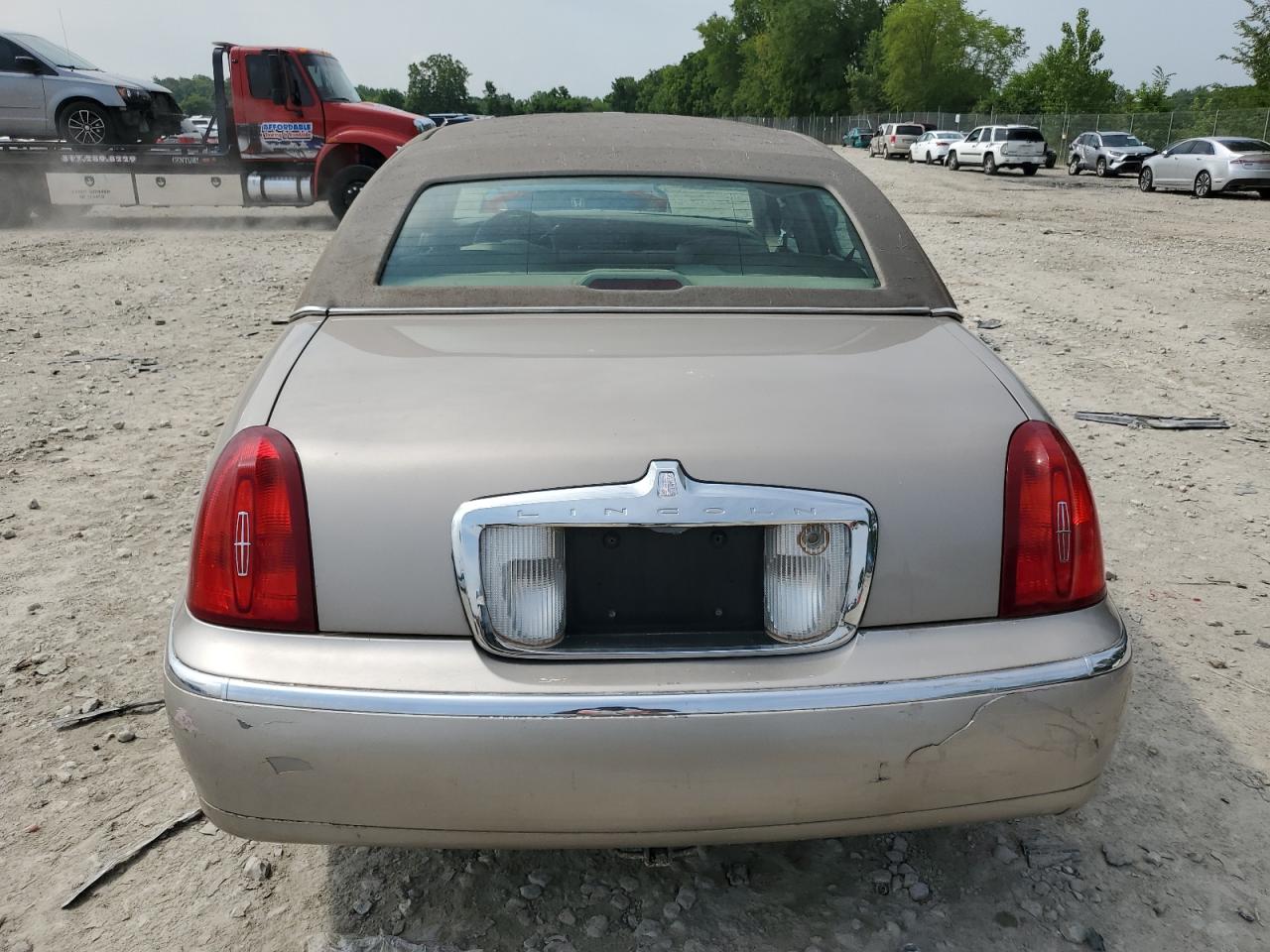 2000 Lincoln Town Car Executive VIN: 1LNHM81W2YY913361 Lot: 70369464