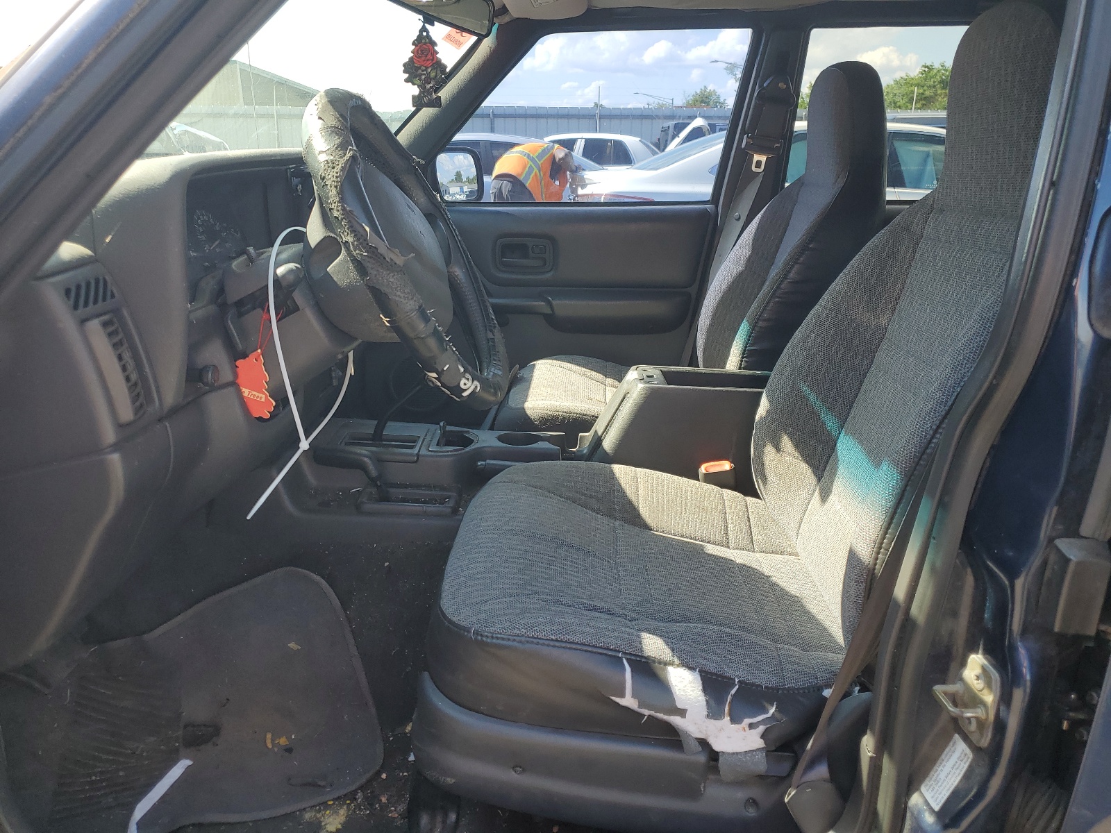 1J4FF48S5YL240137 2000 Jeep Cherokee Sport