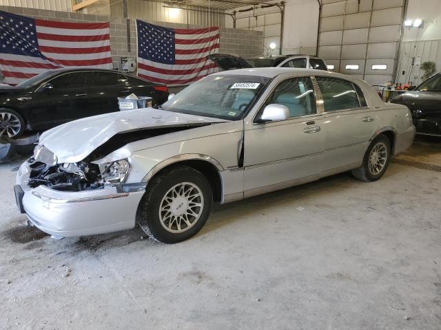 2001 Lincoln Town Car Signature იყიდება Columbia-ში, MO - Frame Damage