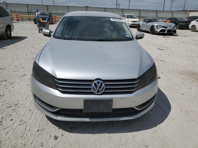 Седани VOLKSWAGEN PASSAT 2014 Сріблястий