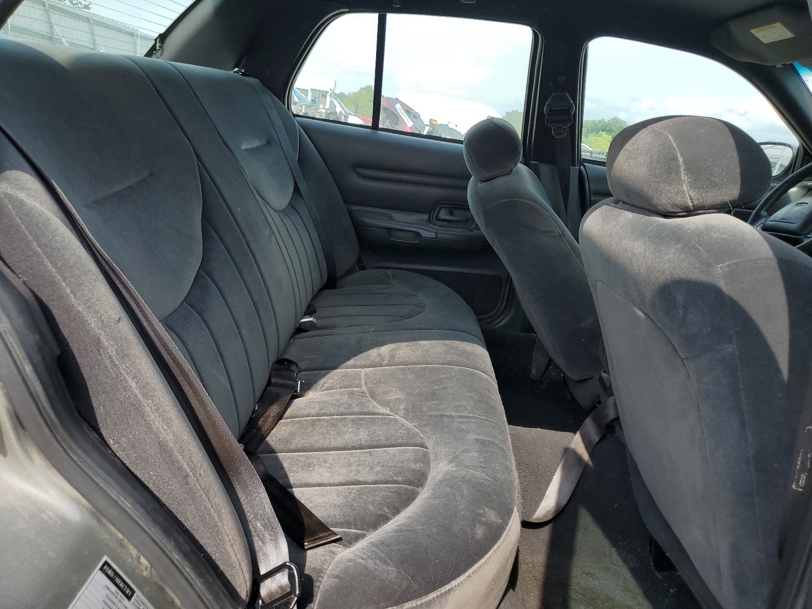 2FAFP73W8YX127337 2000 Ford Crown Victoria