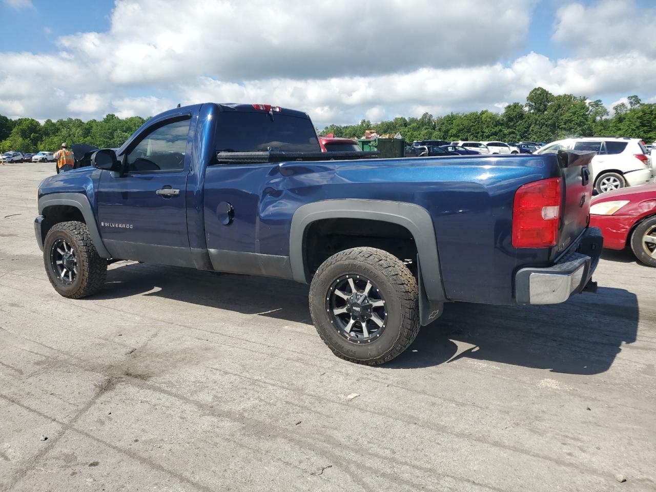 2009 Chevrolet Silverado - Image 2