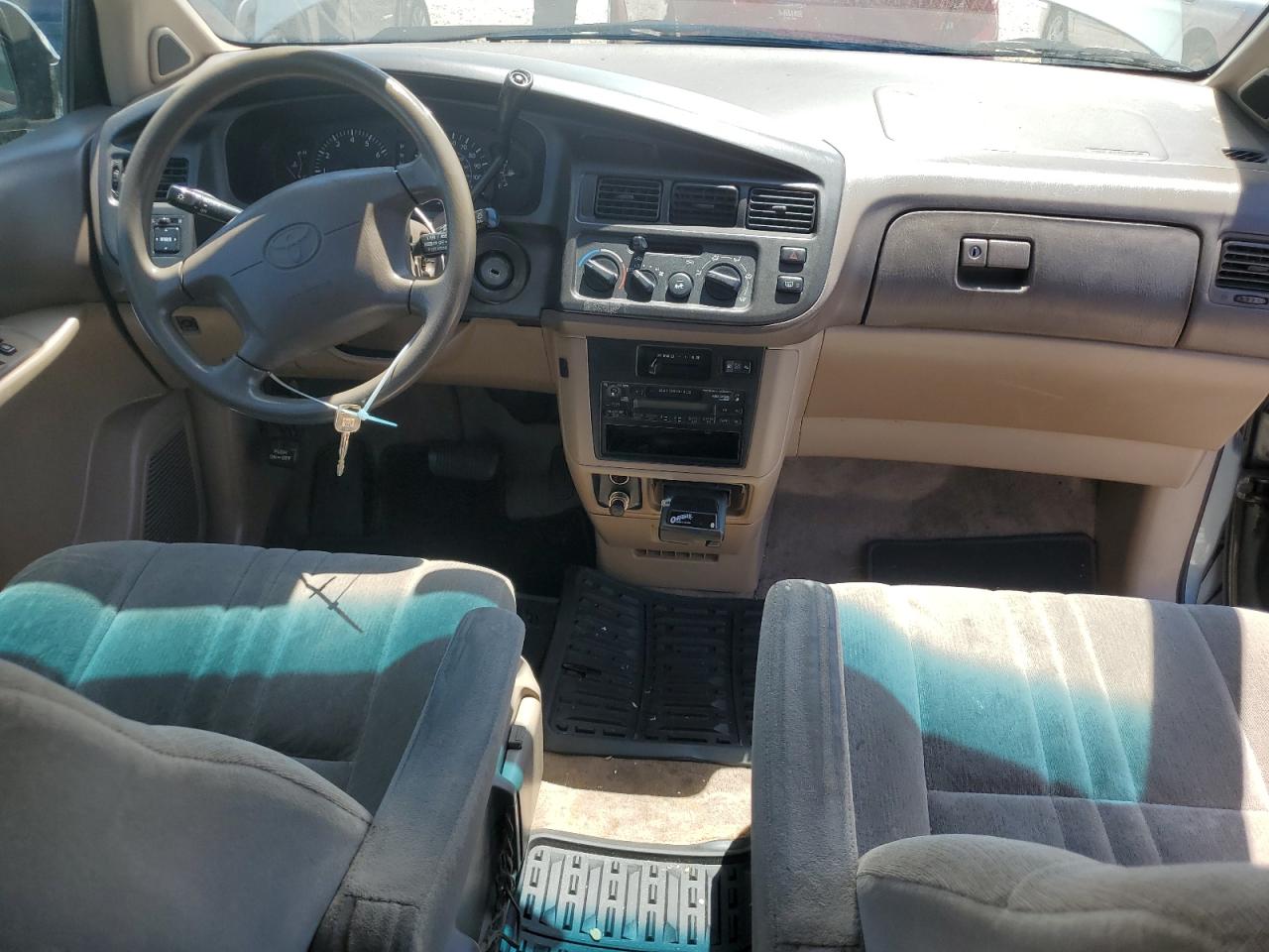 1998 Toyota Sienna Le VIN: 4T3ZF13C0WU074461 Lot: 60904254