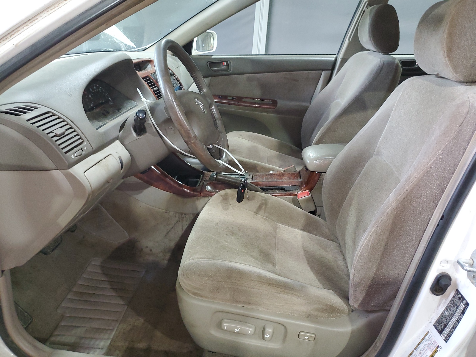 JTDBE32K840269055 2004 Toyota Camry Le