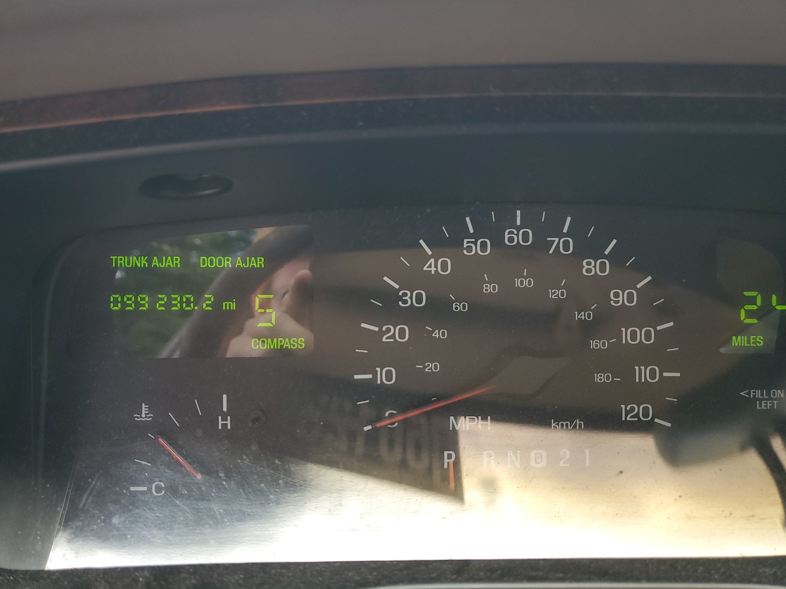 1LNFM82W1WY670645 1998 Lincoln Town Car Signature