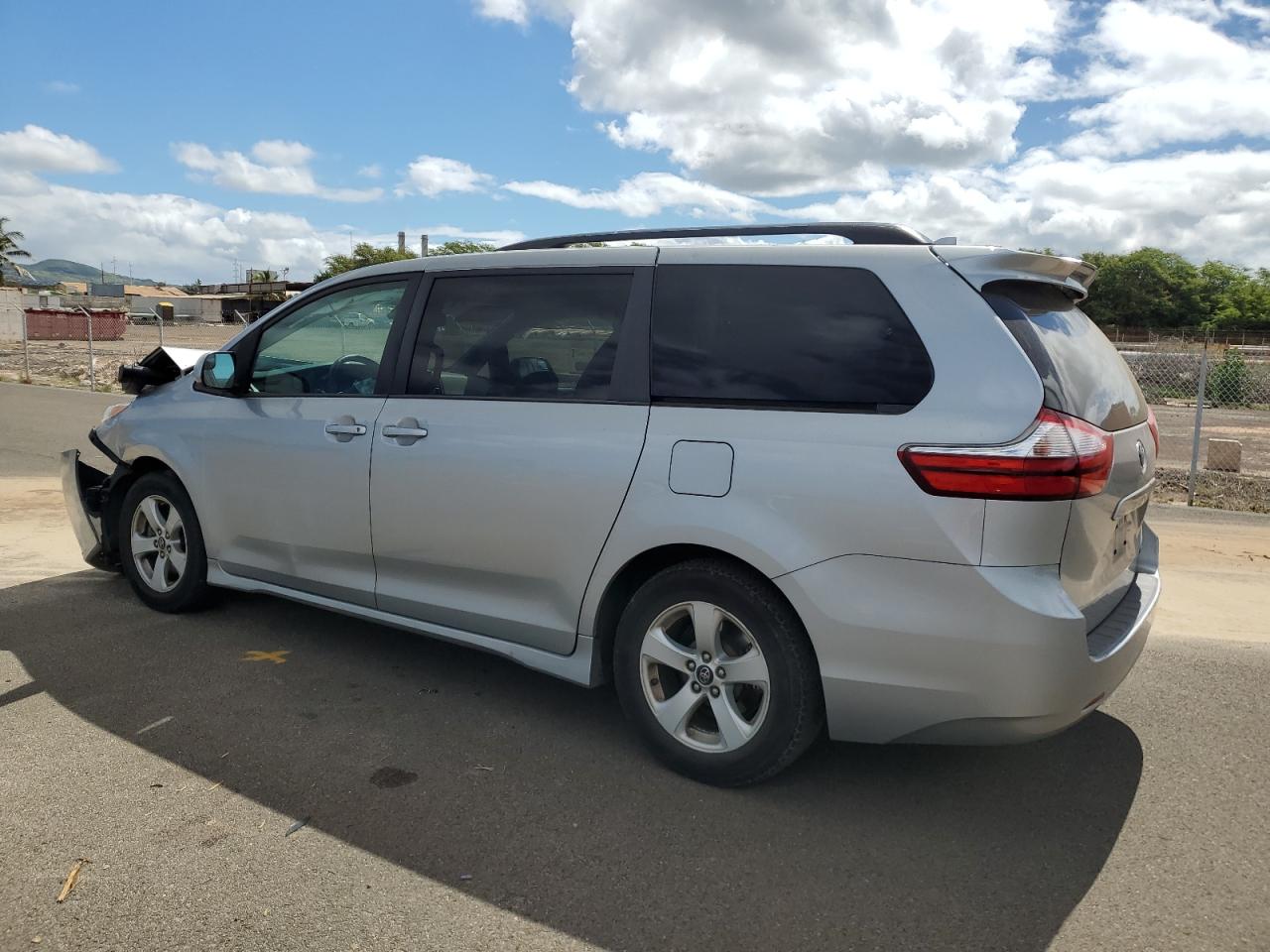 5TDKZ3DC0KS982858 2019 TOYOTA SIENNA - Image 2