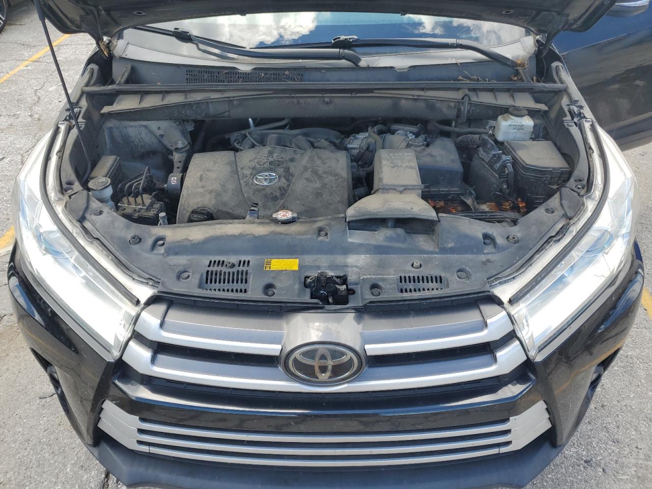 5TDKZRFH7JS548530 2018 Toyota Highlander Se