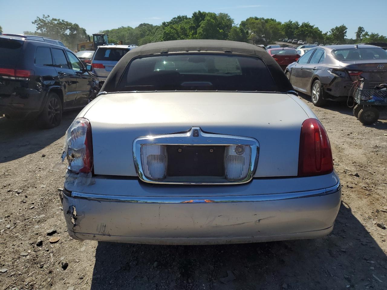 2001 Lincoln Town Car Cartier VIN: 1LNHM83W41Y713147 Lot: 70507754