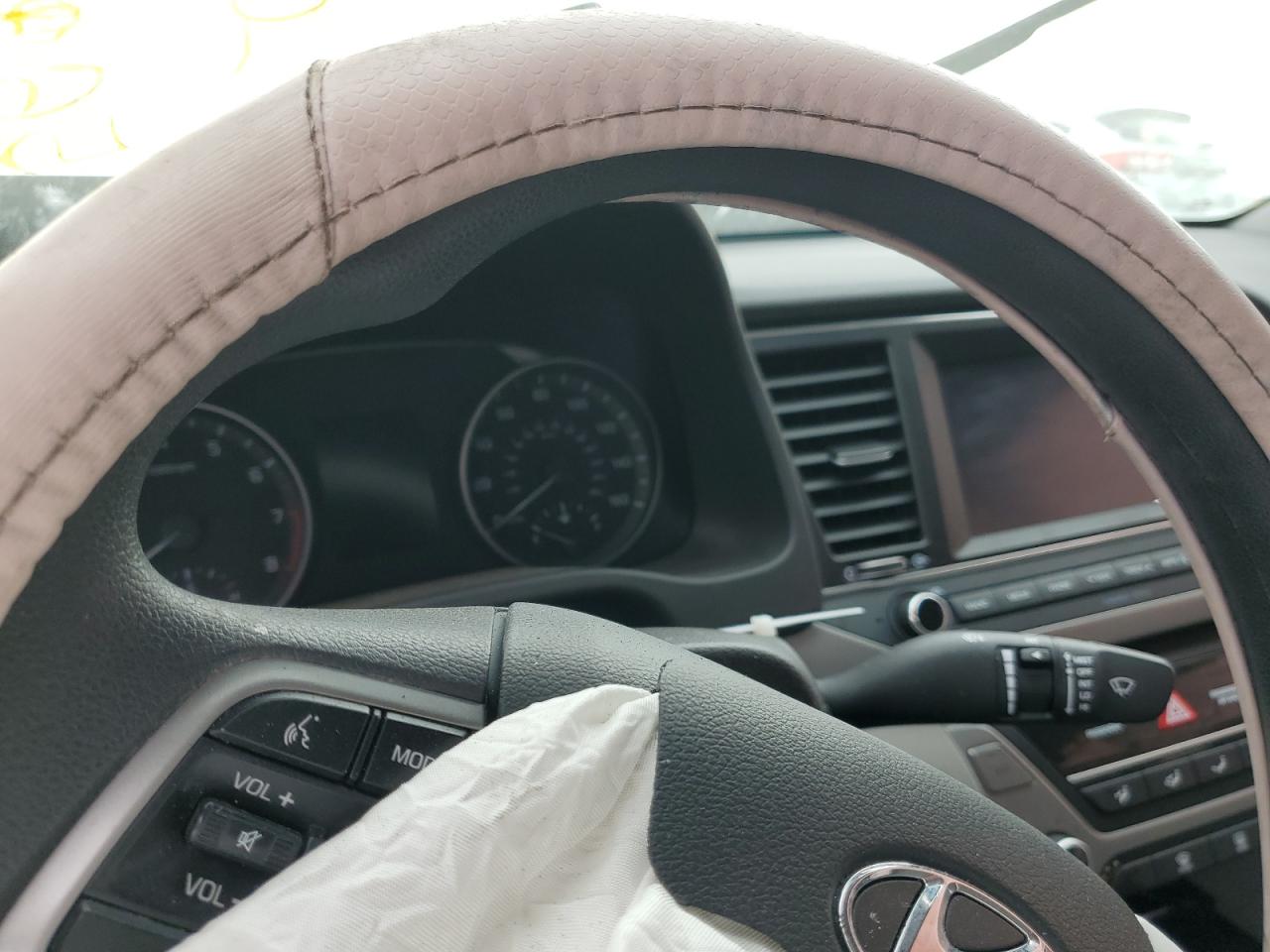 2017 Hyundai Elantra - Image 9