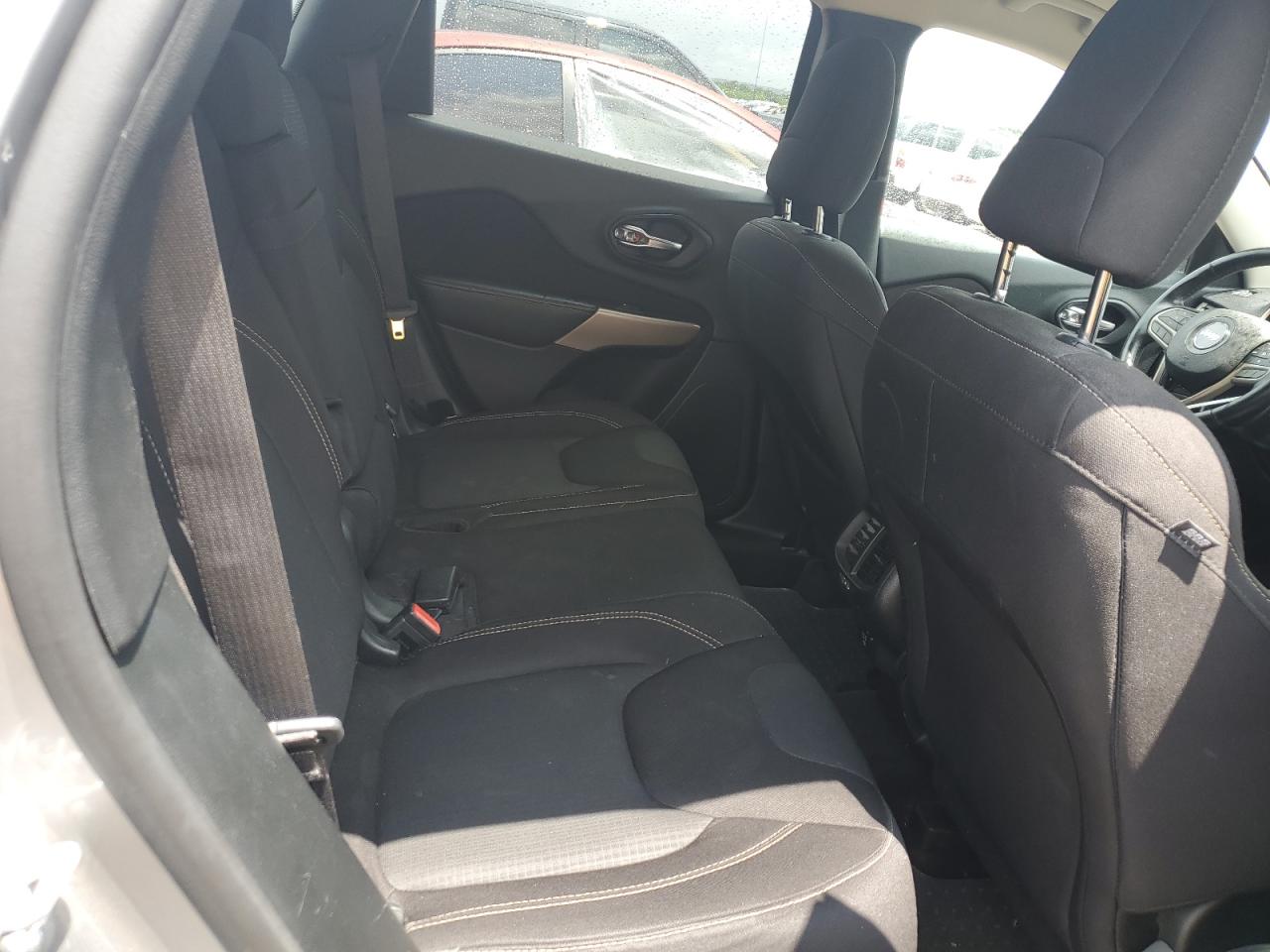 2017 Jeep Cherokee Latitude VIN: 1C4PJLCB5HW585807 Lot: 57485104