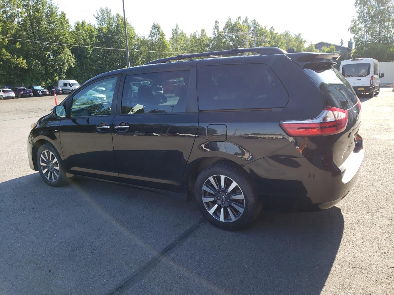 5TDDZ3DC0KS210093 2019 TOYOTA SIENNA - Image 2