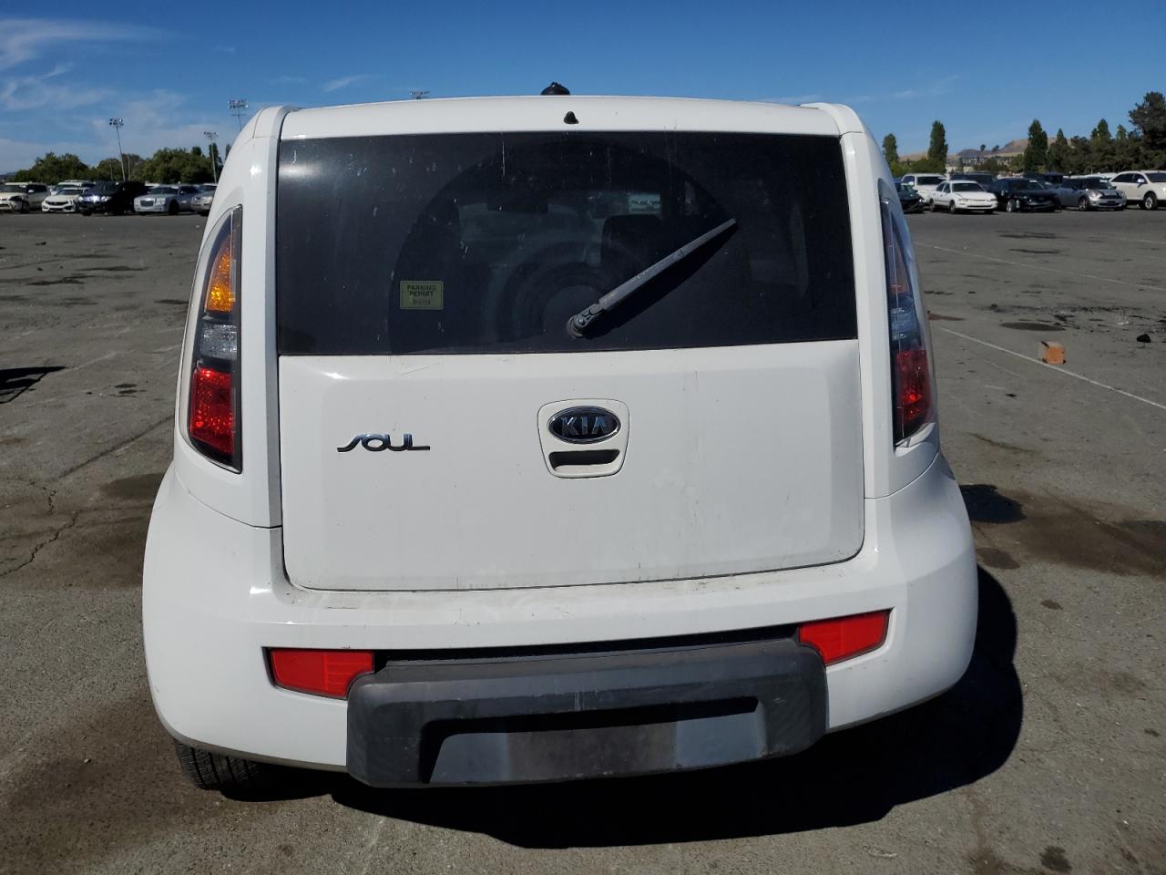 2011 Kia Soul + VIN: KNDJT2A2XB7704370 Lot: 60777564