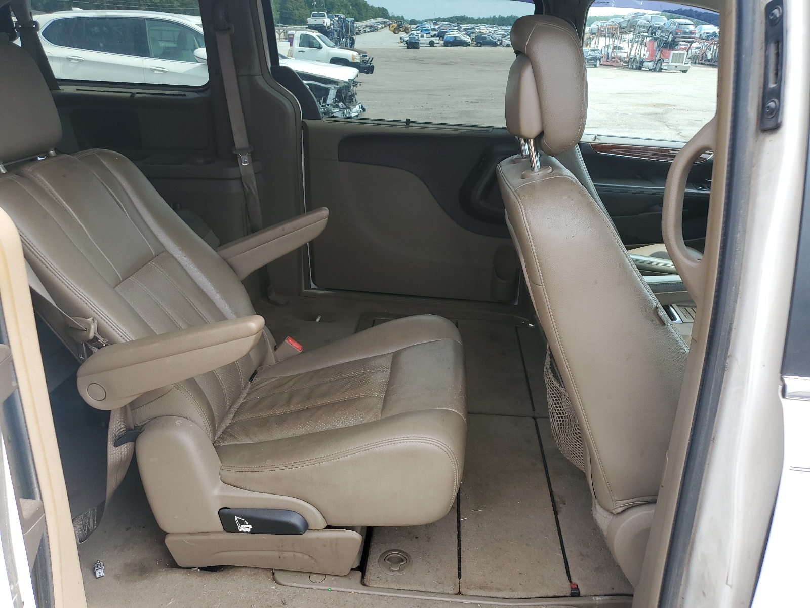 2A4RR8DG4BR775276 2011 Chrysler Town & Country Touring L