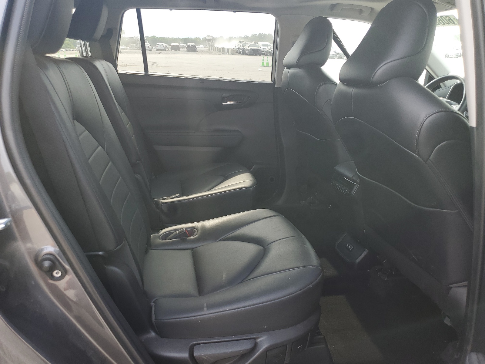 5TDGZRBH9NS588044 2022 Toyota Highlander Xle