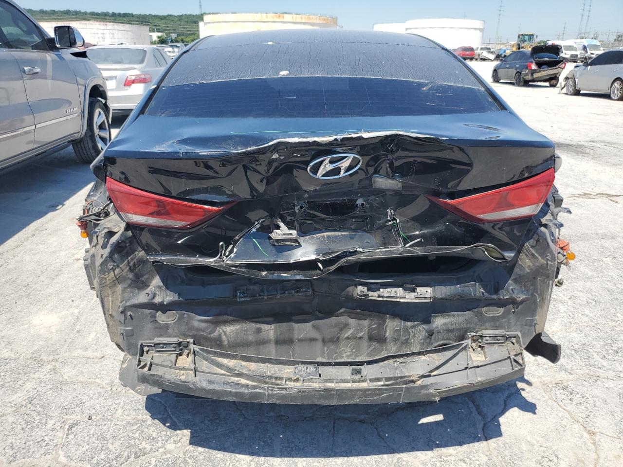 KMHD74LFXJU547562 2018 Hyundai Elantra Se