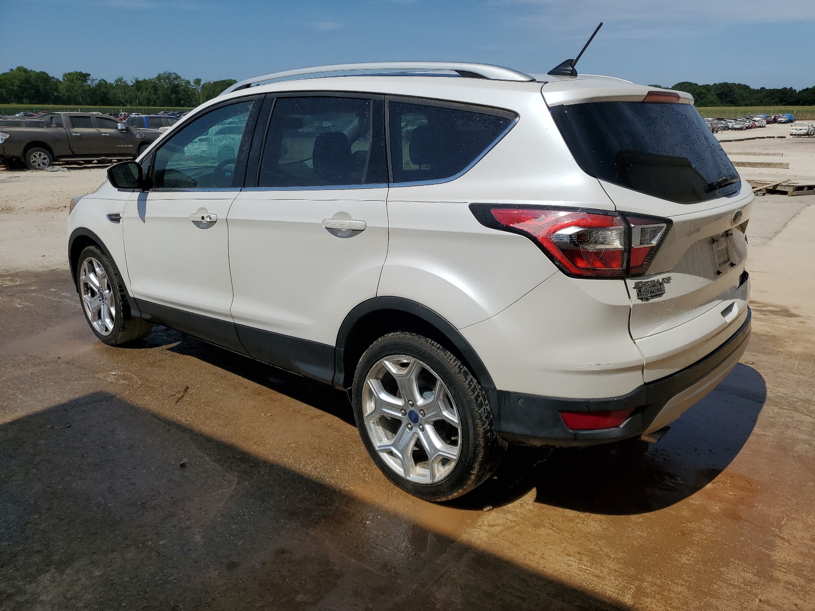 1FMCU0J98JUA01904 2018 Ford Escape Titanium