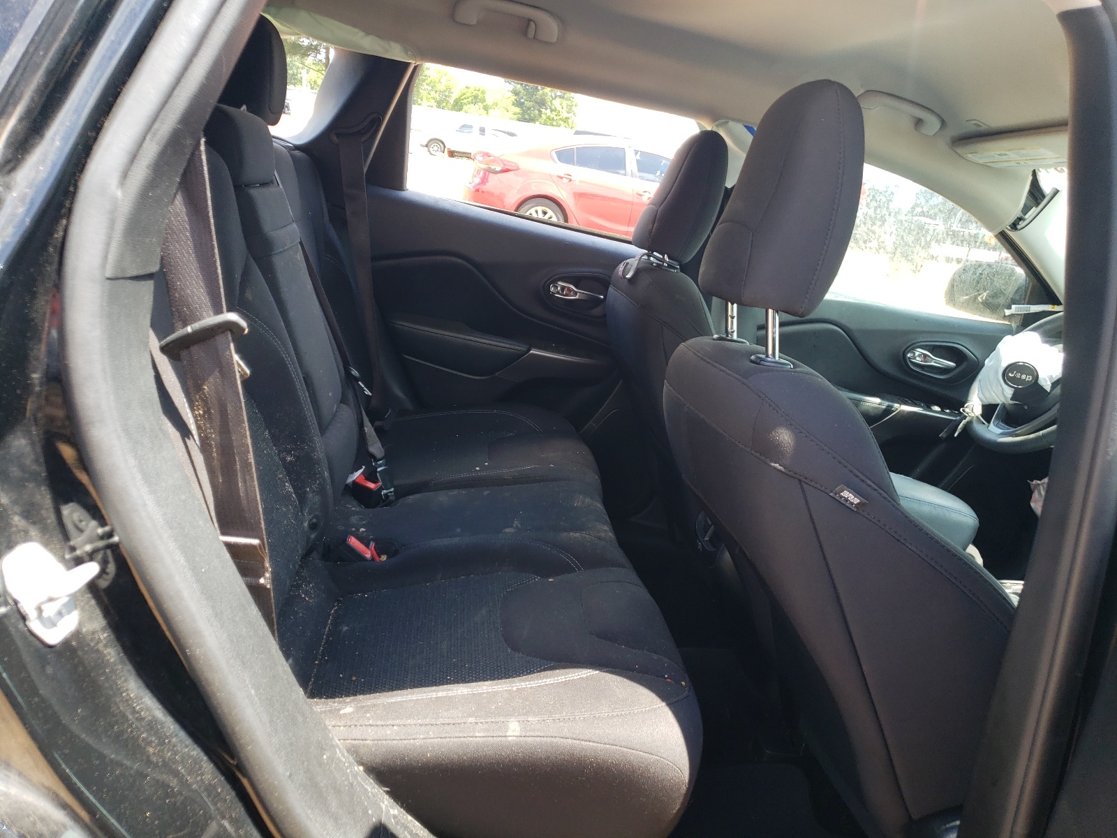 1C4PJLCB1KD220978 2019 Jeep Cherokee Latitude