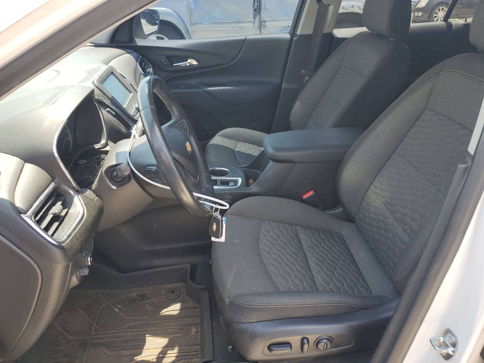 2GNAXKEX0J6163202 2018 Chevrolet Equinox Lt