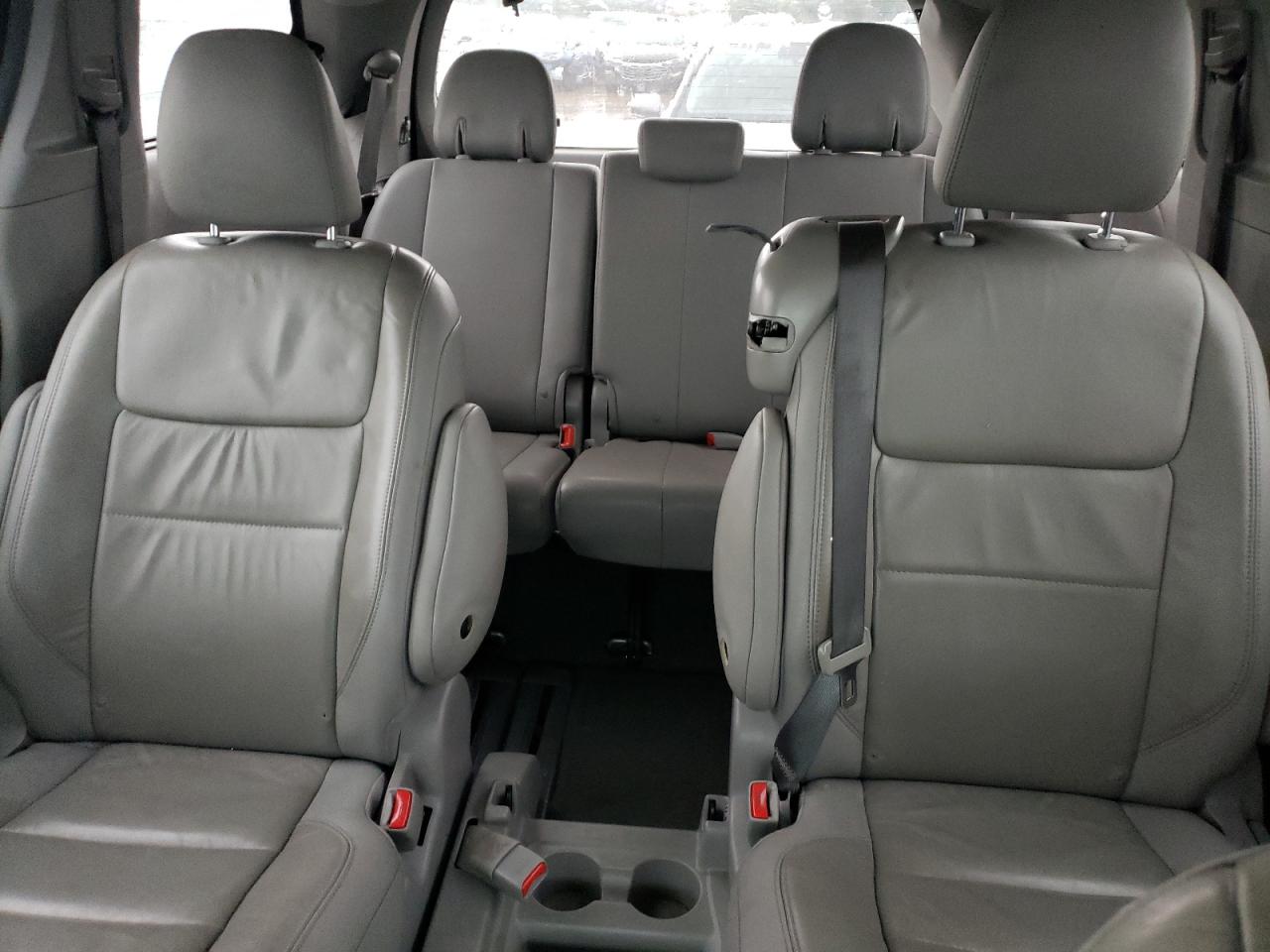 2015 Toyota Sienna - Image 10