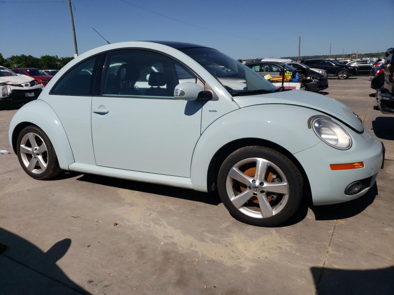 2010 Volkswagen Beetle - Image 4