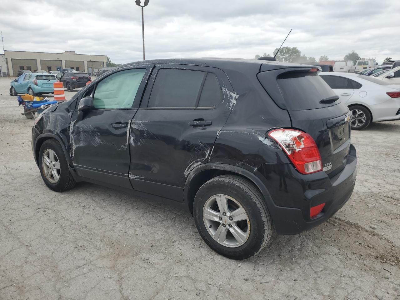 KL7CJKSB7LB326047 2020 CHEVROLET TRAX - Image 2