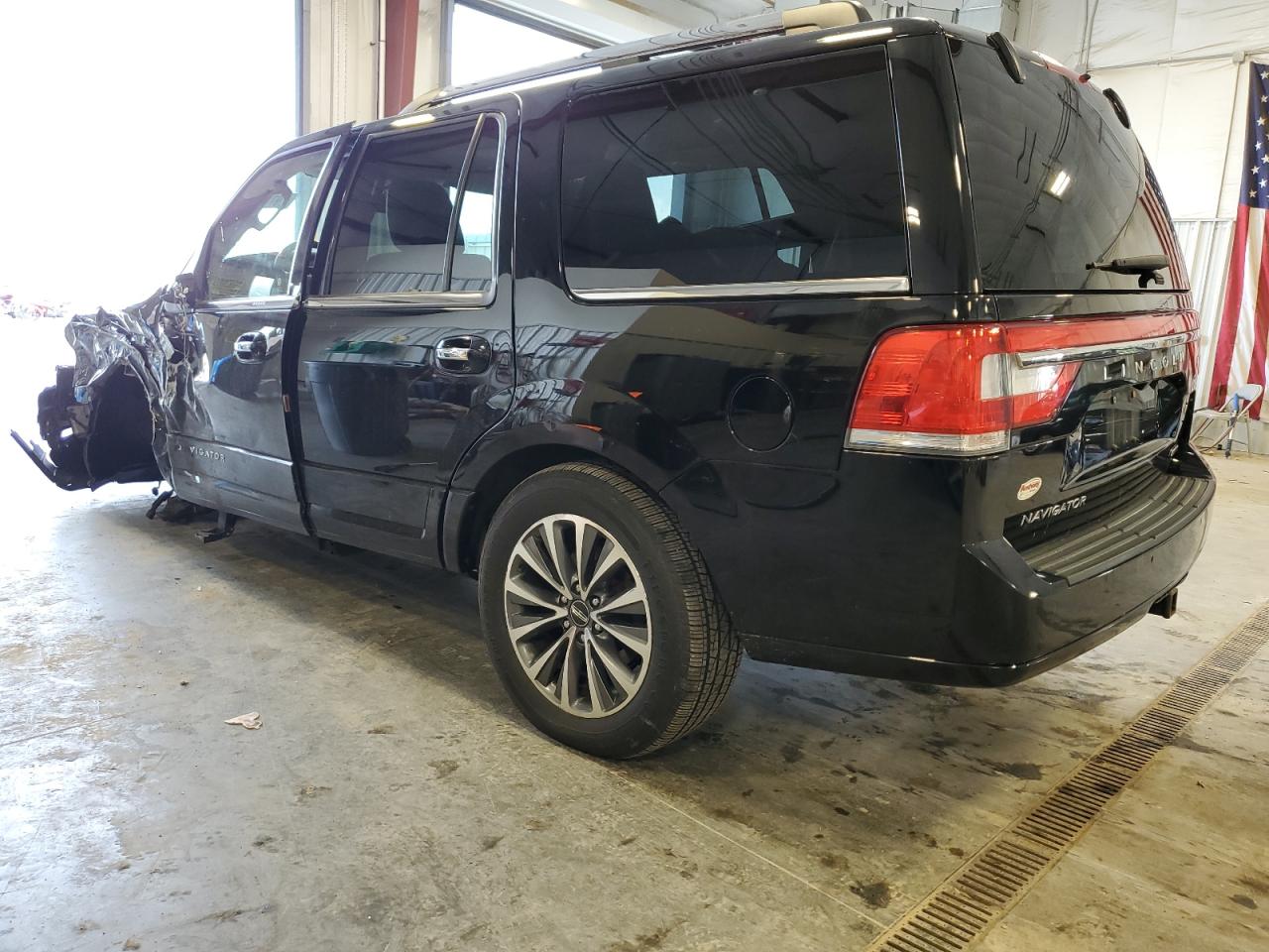 2016 Lincoln Navigator - Image 2