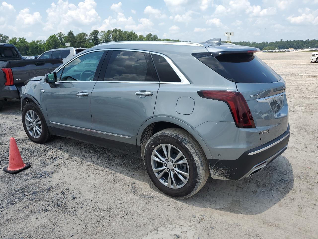 VIN 1GYKNCRS3PZ135585 2023 CADILLAC XT5 no.2