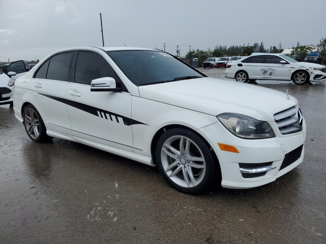 VIN WDDGF4HB9DA805785 2013 MERCEDES-BENZ C-CLASS no.4