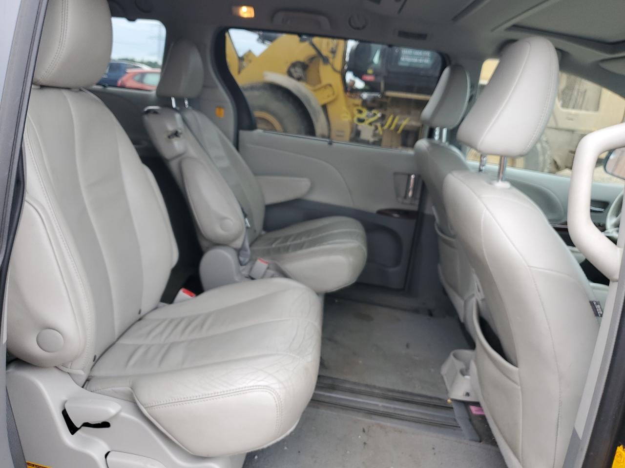 2013 Toyota Sienna - Image 12