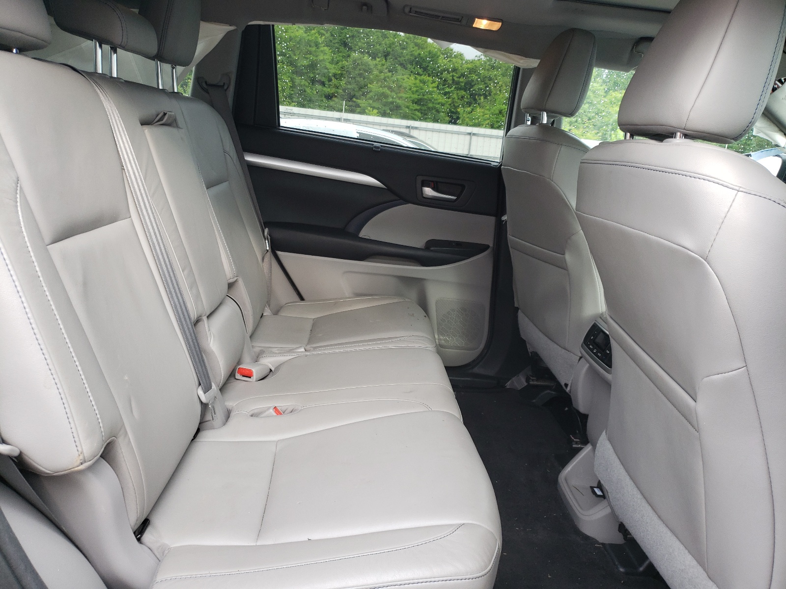 5TDKZRFH8HS520228 2017 Toyota Highlander Se