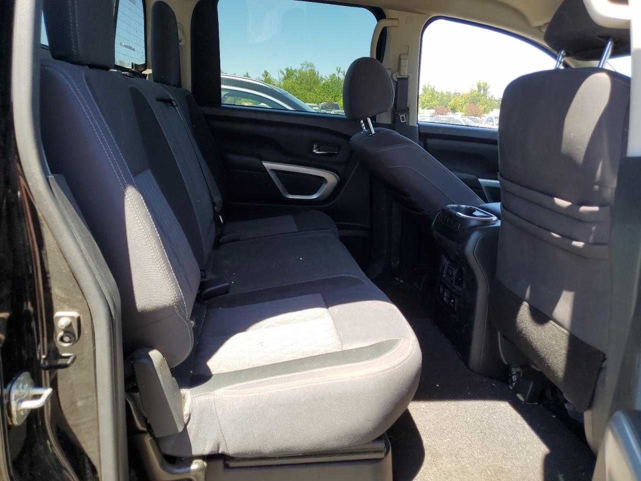 2020 Nissan Titan - Image 10