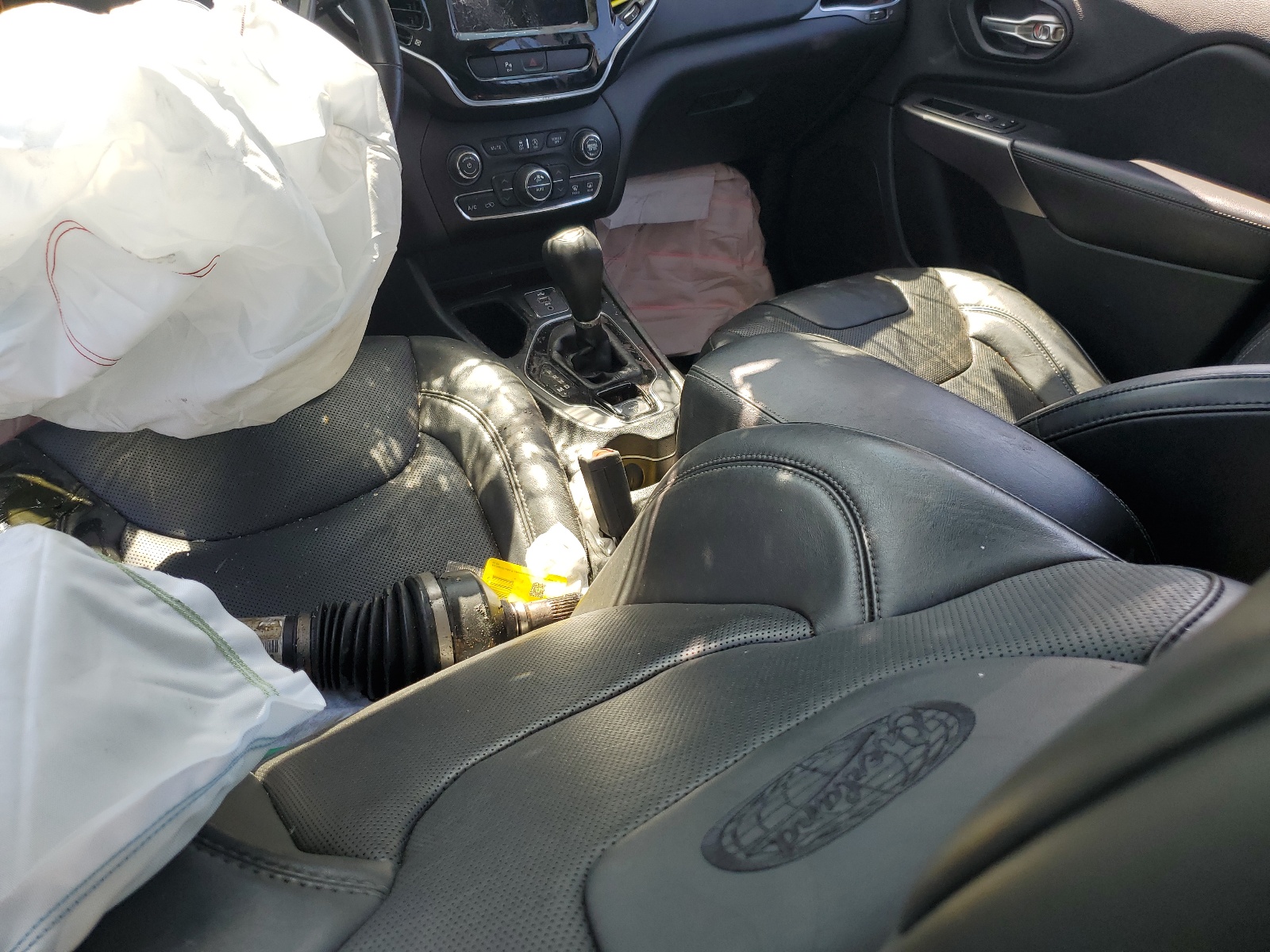 1C4PJLJX4KD119366 2019 Jeep Cherokee Overland