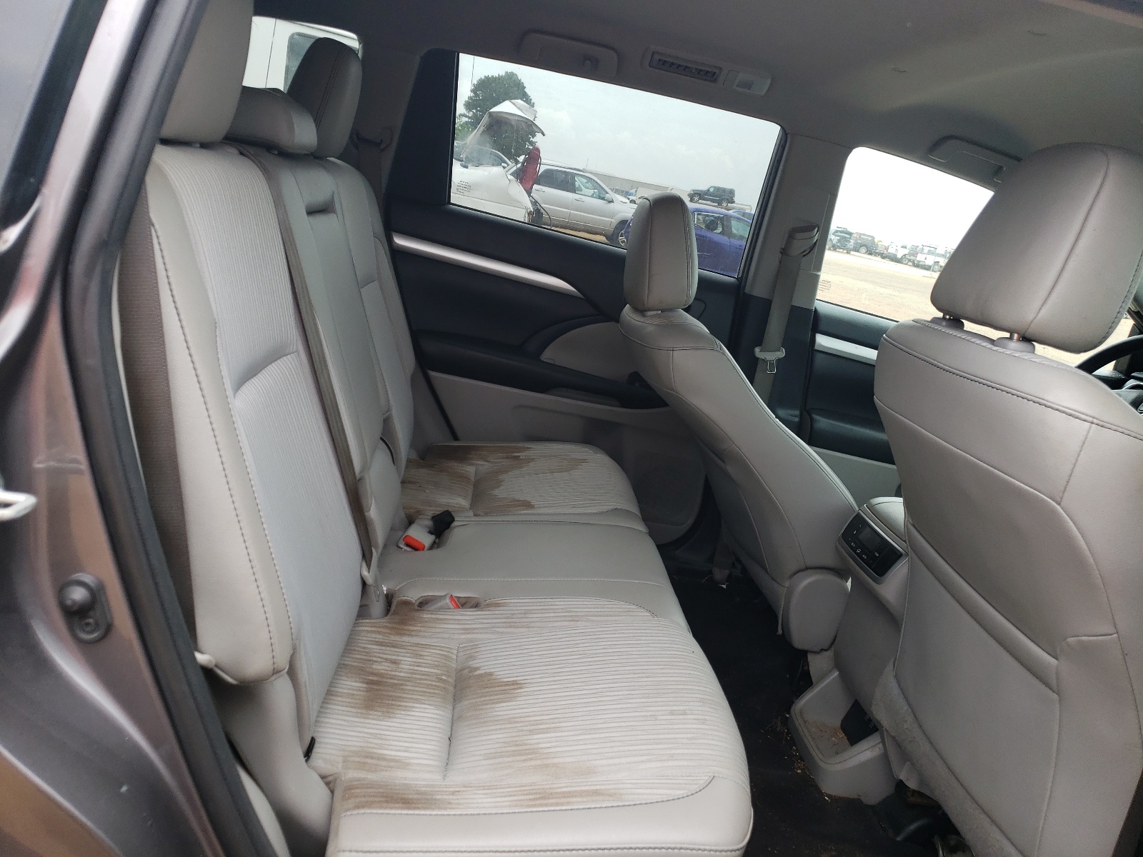 5TDZZRFH1KS364099 2019 Toyota Highlander Le