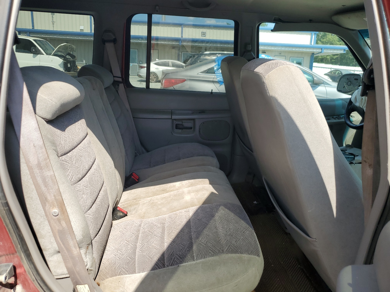 1FMZU63E9YUB06016 2000 Ford Explorer Xlt