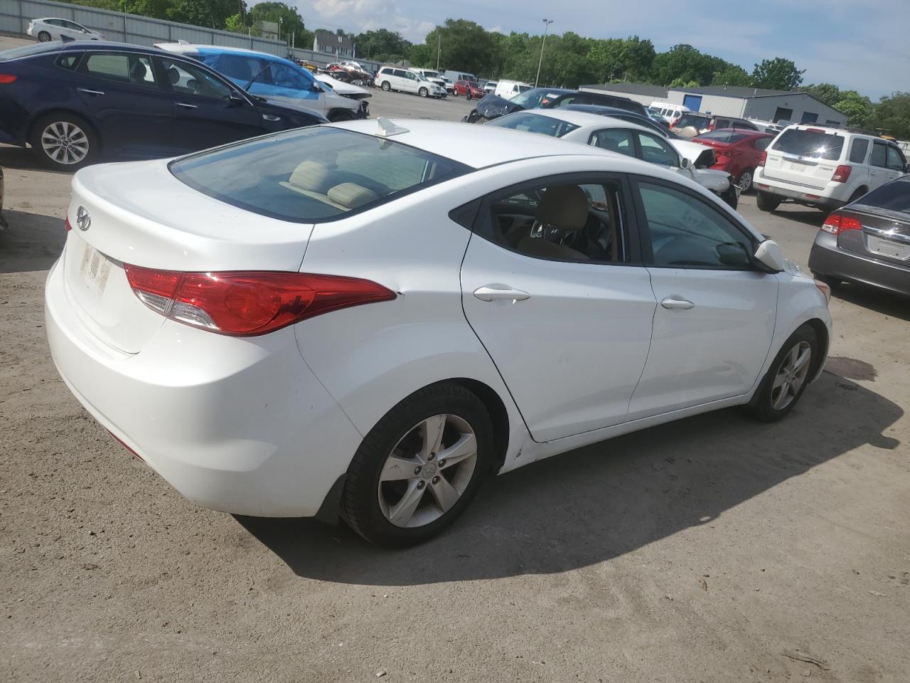 2013 Hyundai Elantra - Image 3